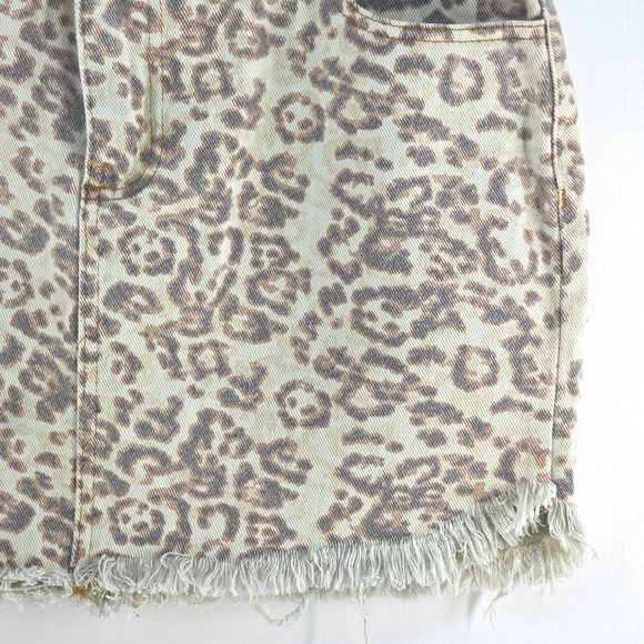 Style Rack Faded Leopard Print Denim Mini Skirt Medium Distressed Animal Mobwife - Picture 12 of 16